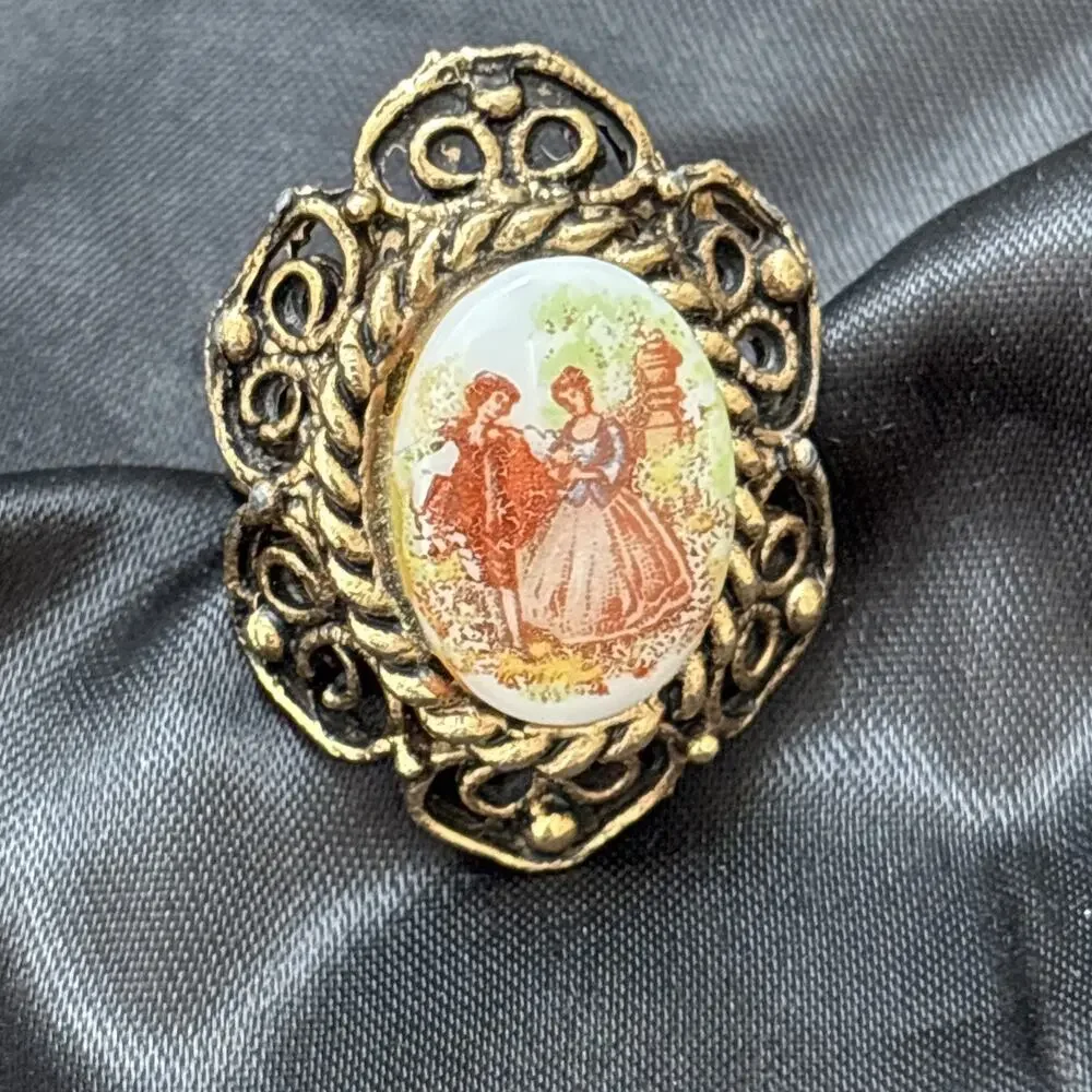 Vintage Gold Tone Courting Couple Cameo Adjustable Ring Ornate Decor
